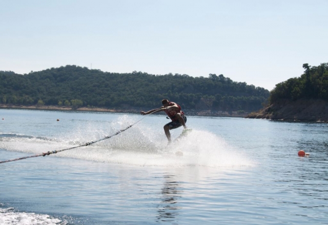 Probando el wakeboard en el embalse